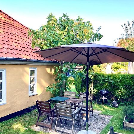 Den Gamle Skomager Hytte Ved Slotssoen Гростен Экстерьер фото