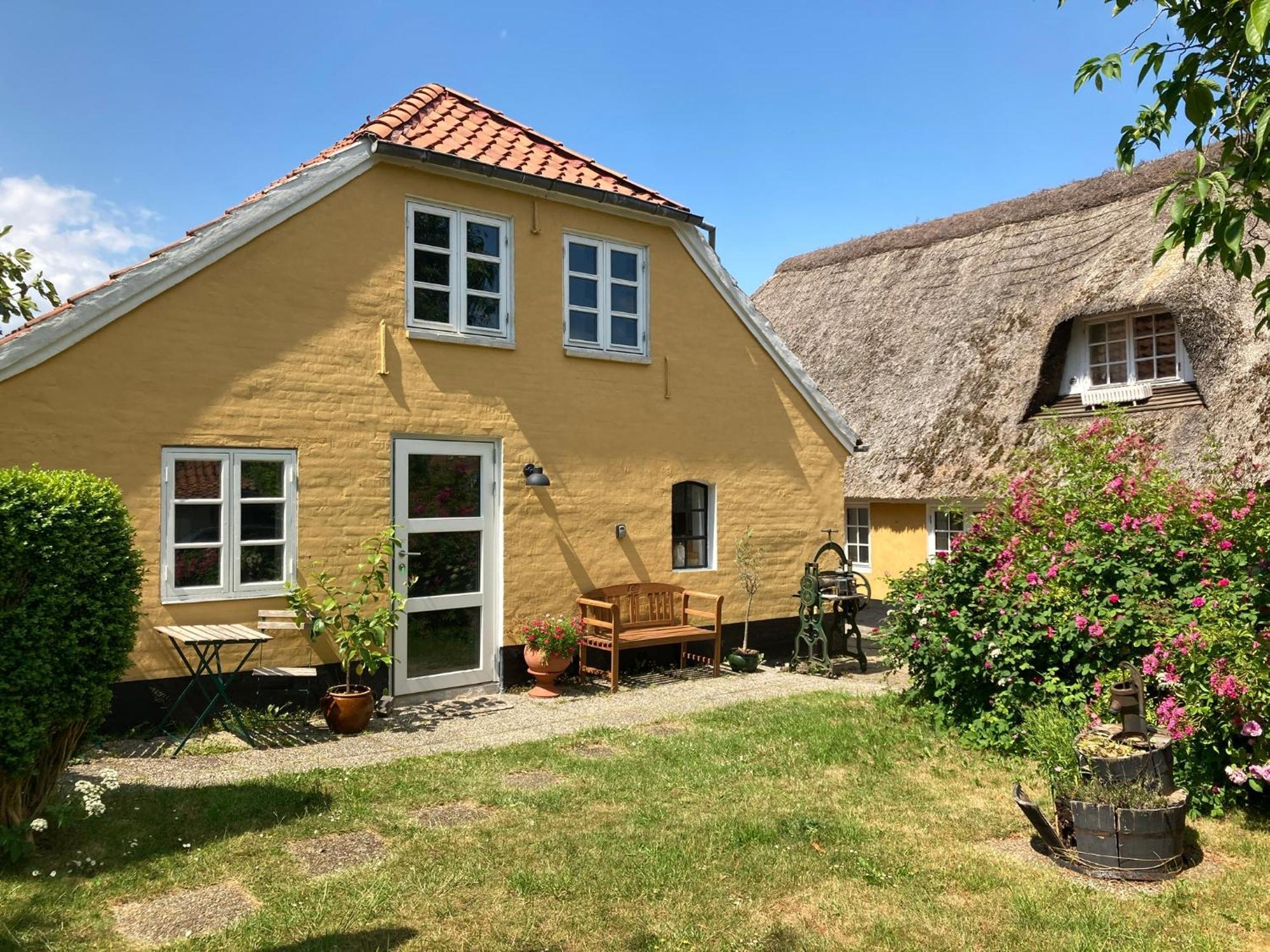 Den Gamle Skomager Hytte Ved Slotssoen Гростен Экстерьер фото